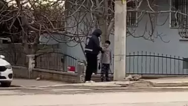 11 Yaşındaki Mustafa'dan Yürek Isıtan Hareket: Üşüyen Polisi Unutmadı