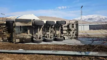 Bitlis'te Tır Devrildi, Sürücü Yaralandı