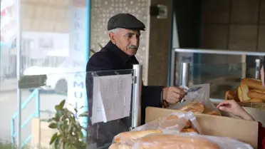 Berat Kandili'nde Ücretsiz Ekmek Dağıtımı