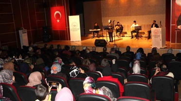 Diyarbakır'da 'Aile Yılı' Kapsamında Ücretsiz Şiir ve Türkü Dinletisi Düzenlendi