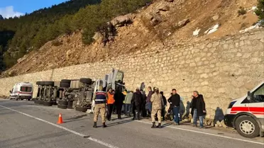 Tır Devrildi, 2 Yaralı