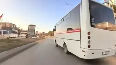 Edirne'de Minibüs Motosiklete Çarptı: Sürücü Yaralandı