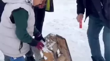 Polislerden Kızağı Bozuk Çocuğa Yardım