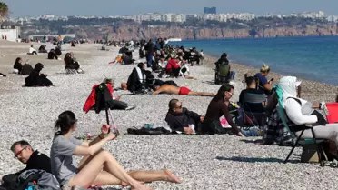 Antalya'da Güneşli Havada Konyaaltı Sahili'nde Yoğunluk