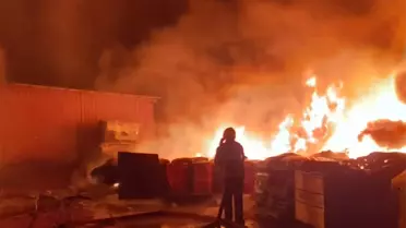 Samsun'da Kauçuk Fabrikasında Yangın: 4 Saatlik Mücadeleyle Sönmedi