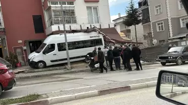 Tokat'ta Minibüs İş Yerine Girdi