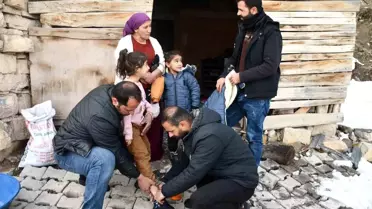 Mustafa Şahin'den 300 Çocuğa Bot ve Mont