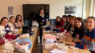 Artvin'de öğretmenler deprem bölgesindeki kardeş okulun öğrencileri için atkı ördü
