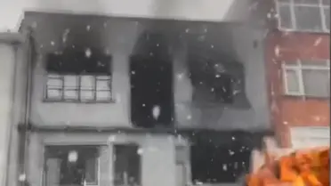 Beyoğlu Hasköy'de 3 katlı binada yangın - 1
