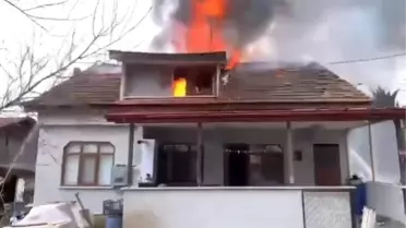 Akyazı'da Ev Yangını Kontrol Altına Alındı