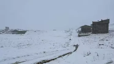 Hakkari'de Kar Yağışı 18 Köy ve 64 Mezranın Yolunu Kapattı