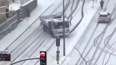 İstanbul'da Kar Yağışı Kamyonu Kontrolsüz Sürükledi