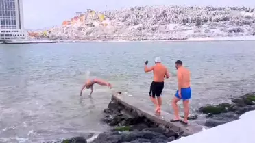 Samsun'da Soğuk Hava ve Denize Girenler