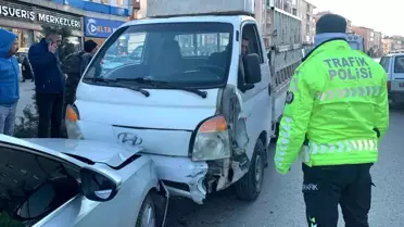 Karaman'da Kamyonet Kaza Yaptı: Maddi Hasar