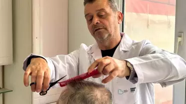 Balıkesir'de Yaşlılara Ücretsiz Evde Berber Hizmeti Başlatıldı
