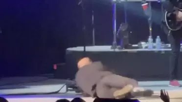 Ünlü şarkıcı, hayranlarına sahnede mikrofon fırlattıktan sonra yere düştü