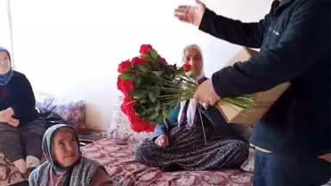 İmamdan Teravih İçin Gül Dağıtımı