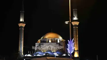 Kayseri'de Ramazan Coşkusu: Mahyalar ve Süslemeler Şehri Aydınlatıyor