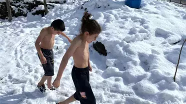 Kardeşler Kışın Kar Üzerinde Güreş Yaptı