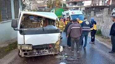 Balıkesir'de Kamyonet Kazası: Sürücü İtfaiye Tarafından Kurtarıldı