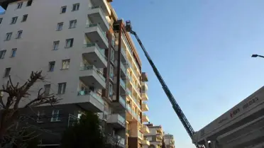 İzmir'de 7 Katlı Binada Yangın: 3 Kişi Dumandan Etkilendi