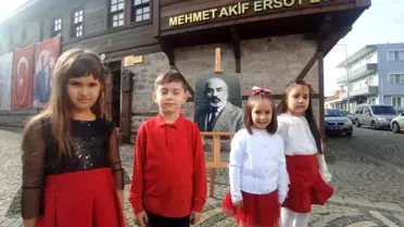 Çanakkale'de Öğrenciler İstiklal Marşı'nı Ezberliyor