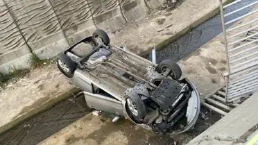 Virajı alamayan otomobil dereye uçtu, çok sayıda yaralı var
