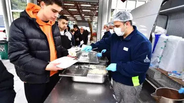 İzmir'de Üniversite Öğrencilerine Ücretsiz Yemek Desteği