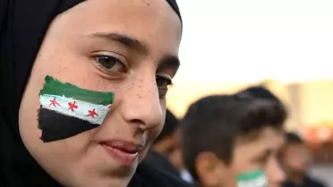 Suriye Geçiş Yönetimi Yeni Anayasa İmzaladı