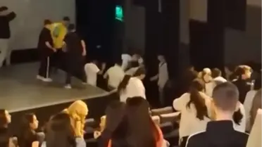 Rapçi Çakal'ın hayran buluşmasında tekme ve yumruklar havada uçuştu