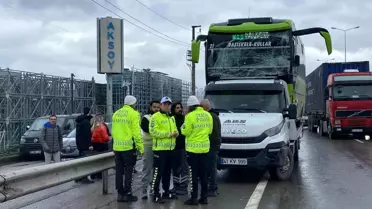 Kocaeli'de Halk Otobüsü ve Kamyonet Çarpıştı: 3 Yaralı