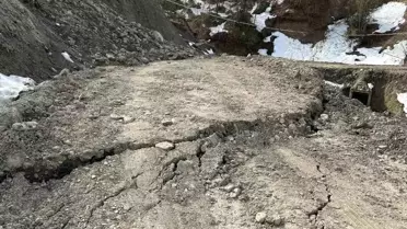 Türkeli'de Heyelan: Yol Kapandı