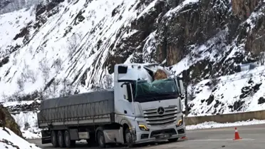 Tırın Üzerine Dev Kaya Düştü, Sürücü Yaralandı