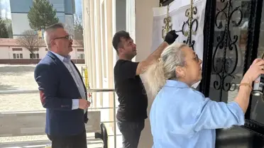 Öğretmenlerden Okul Kapısına Boya