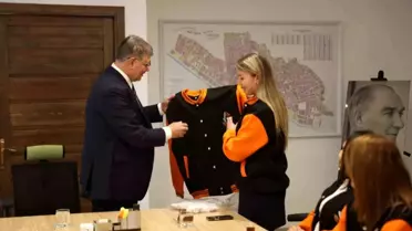 Güzelbahçe Gençlik Kulübü, İzmir Büyükşehir Başkanını Ziyaret Etti