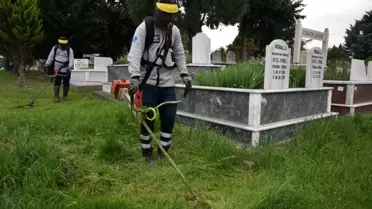 Bursa'da Ramazan Bayramı Öncesi Mezarlık ve Camilerde Temizlik Çalışmaları Sürüyor