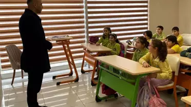 Fındıklı Eğitim Evi'nde Öğrenciler 'Bizi Yöneten Kişiler' Konusunu Öğreniyor