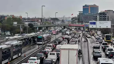 İstanbul'da Yağmur Trafik Yoğunluğu Yarattı