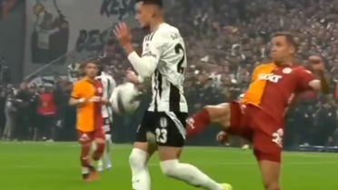 Derbiye damga vuran an! VAR uyardı, Galatasaray 10 kişi kaldı