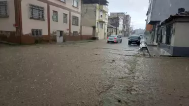 Edremit'te Sağanak Yağış Hayatı Olumsuz Etkiledi