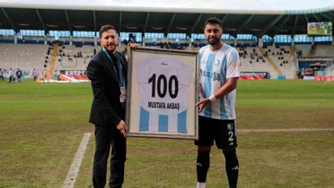 Mustafa Akbaş'a 100. Maç Kutlaması