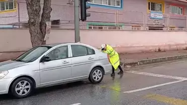Polisten Araca Yardım