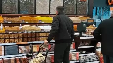 CHP'nin boykot çağrısına karşın Bakan Yerlikaya alışverişe çıktı