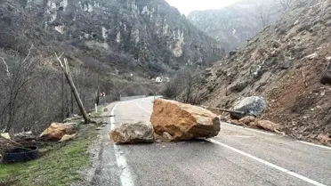 Tunceli'de Kaya Düşmesi Trafiği Etkiledi