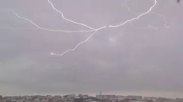 Yolcu uçağına yıldırım isabet etti