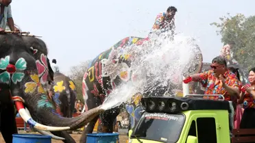 Tayland'da Su Sıçratma Festivali Coşkusu