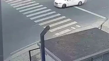 Pendik'te Yaya İle Otomobil Arasında Kaza Tehlikesi