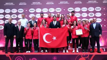 Kadın Güreşçilerden Tarihi Başarı