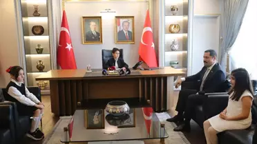 Valiler Makamlarını Öğrencilere Bıraktı