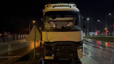 Bolvadin'de Tır-Kamyon Çarpışması: 2 Yaralı